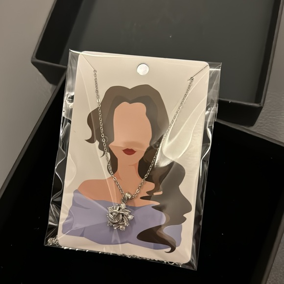 Necklace with Chanel Logo - Picture 4 of 4